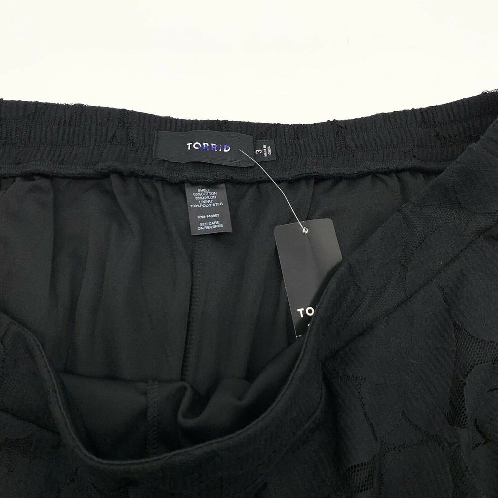 Torrid Black Floral Lace Scalloped Hem Shorts - Picture 4 of 9